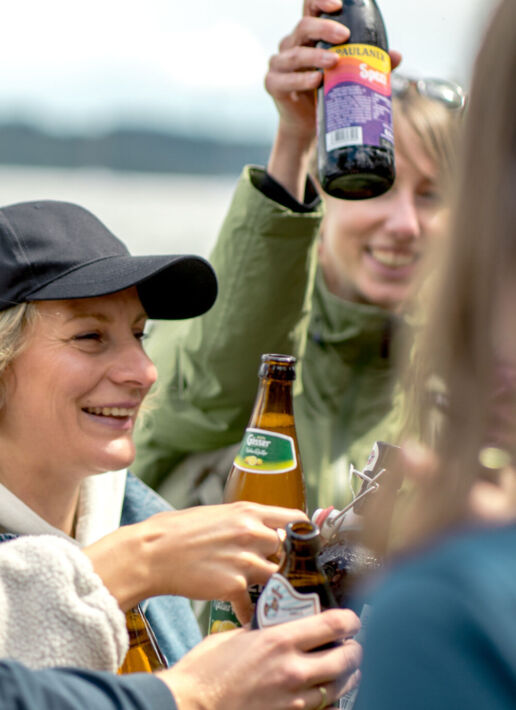 Team von Fokus Zukunft bei einem Offsite während sie gemeinsam anstoßen