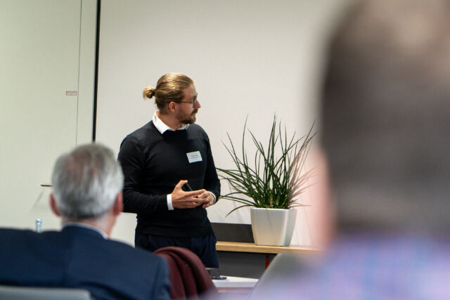 Ein Fokus Zukunft Nachhaltigkeitsberater bei einem Sensiblisierungsworkshop für Mitarbeitende