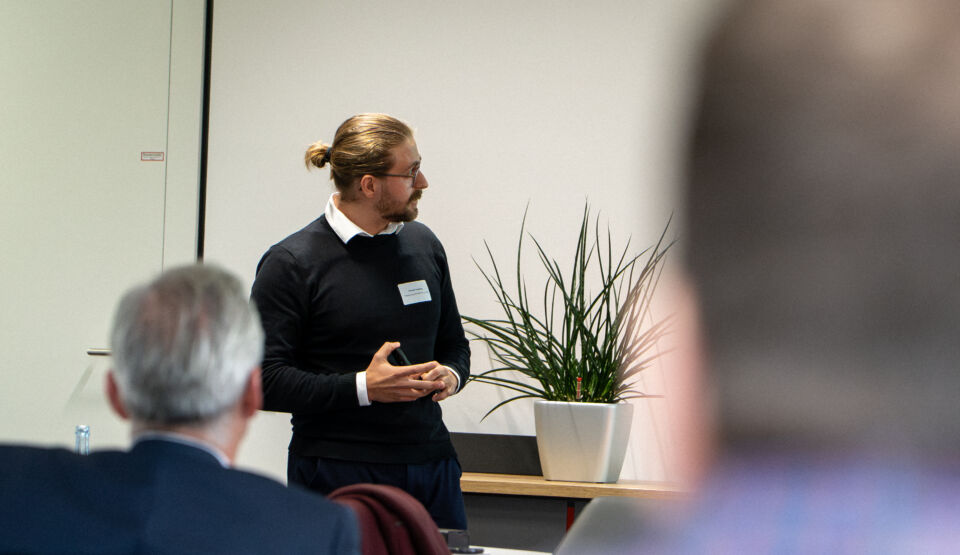 Ein Fokus Zukunft Nachhaltigkeitsberater bei einem Sensiblisierungsworkshop für Mitarbeitende