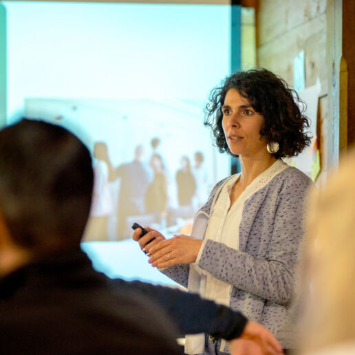 Bild von Sibylle Zavala während eines Vortrags.