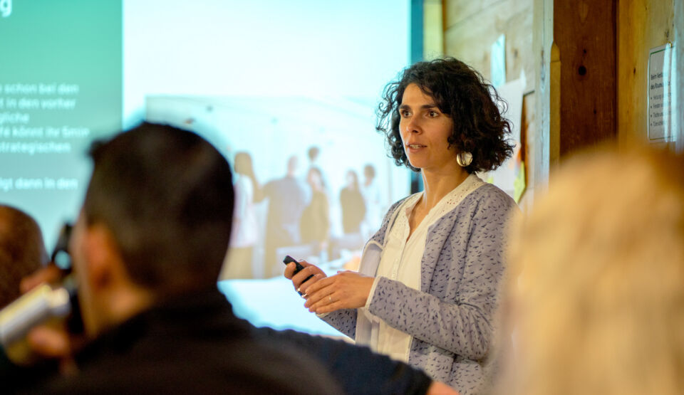 Bild von Sibylle Zavala während eines Vortrags.